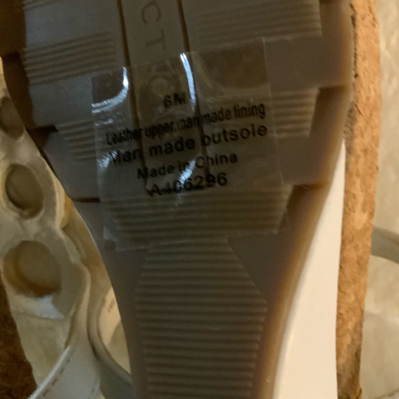 NWOT Kenneth Cole - White wedge sandals. Sz 6M - Picture 6 of 8